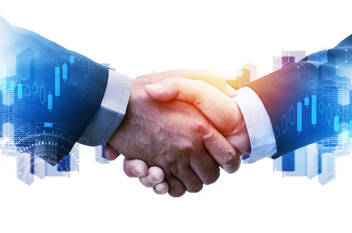 Zwei Geschäftspartner geben sich die Hand mit überlagerten Finanzdiagrammen und digitalen Symbolen, Sinnbild für Vertrauen und Digitalisierung in der Wirtschaft.